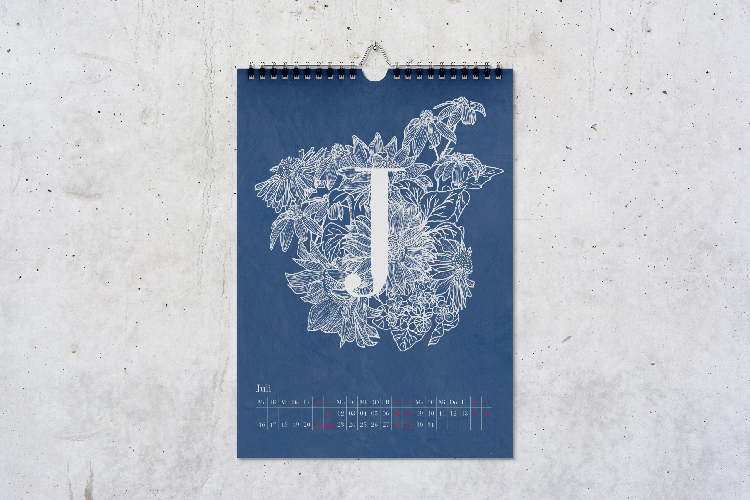 Kalenderblatt für Juli, mit einem großen weißen J vor Zeichnungen von Blumen in weiß vor blauem Hintergrund.