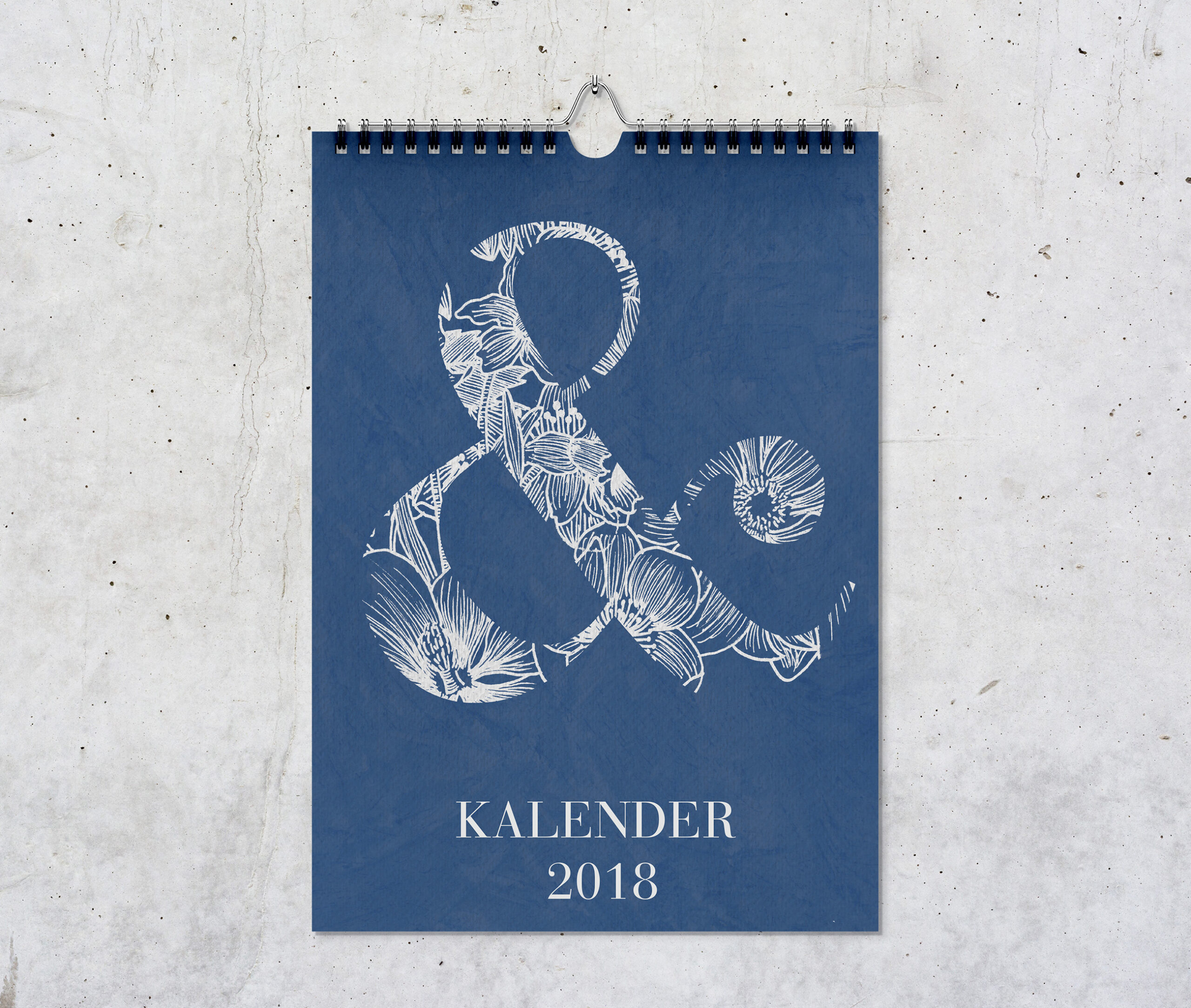Kalender Titeblatt, mit einem großen Ampersand gefüllt mit Zeichnungen von Blumen in weiß vor blauem Hintergrund.