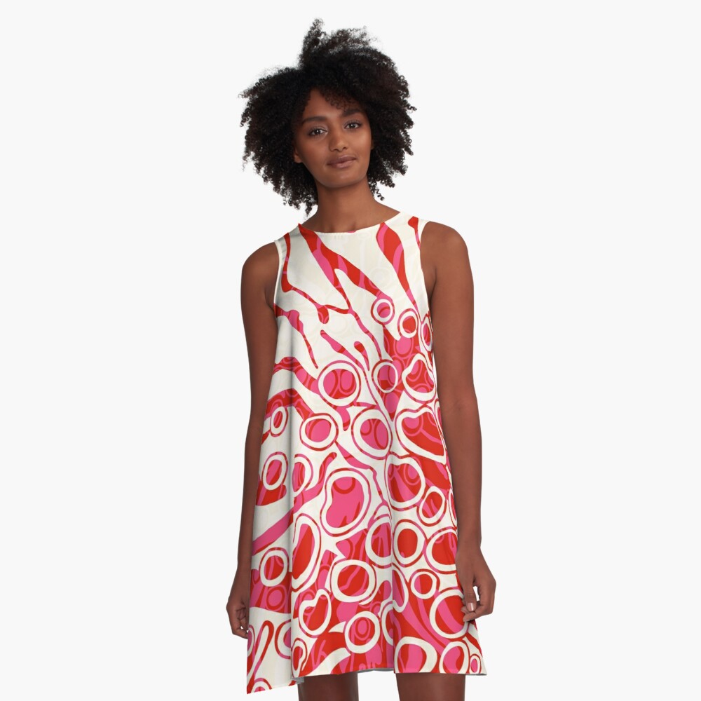 Person die ein A-Linie Kleid mit einem abstrakten Flechten Muster in Pink und Rot trägt.