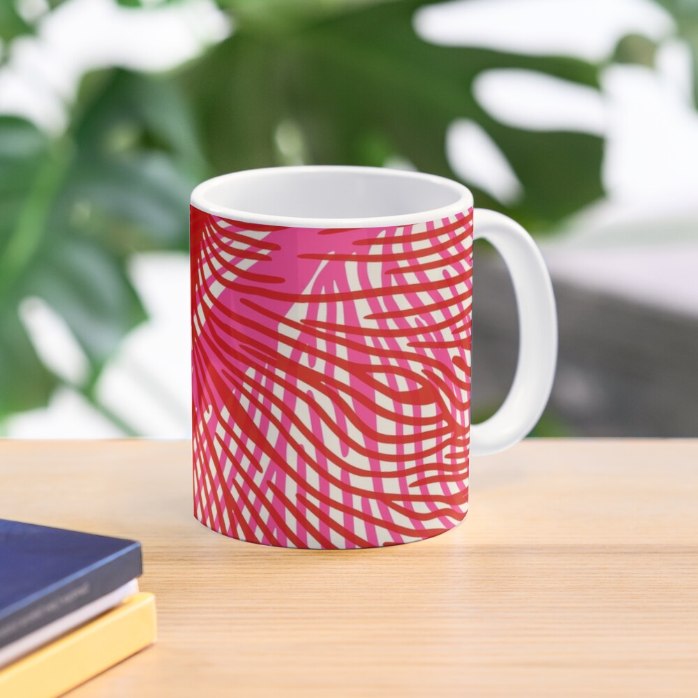 Kaffeebecher mit dem abstrakten Muster einer Koralle in Pink und Rot.