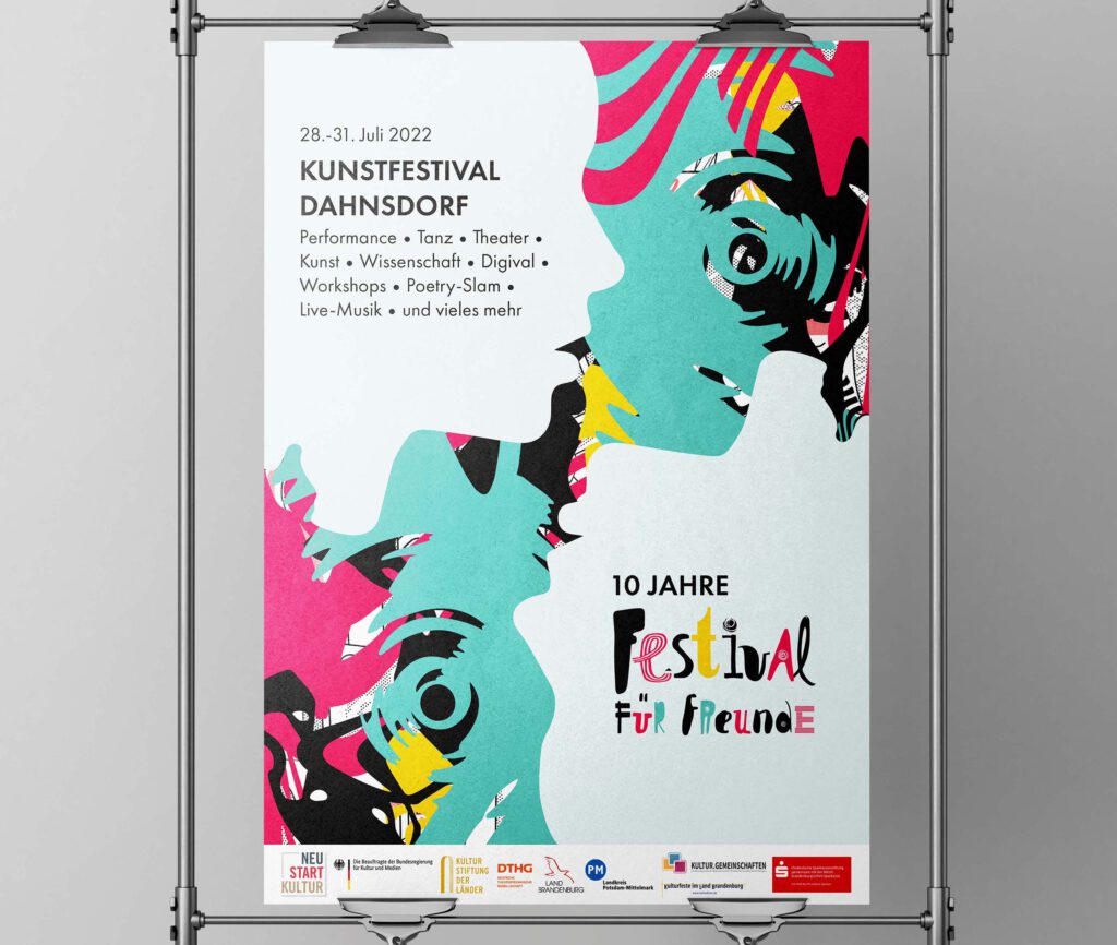 Plakat des Festival für Freunde aufgehängt mit Metallklammern zwischen Metallrohren. Farbige Flächen zwischen zwei Scherenschnittköpfen link oben und rechts unten.