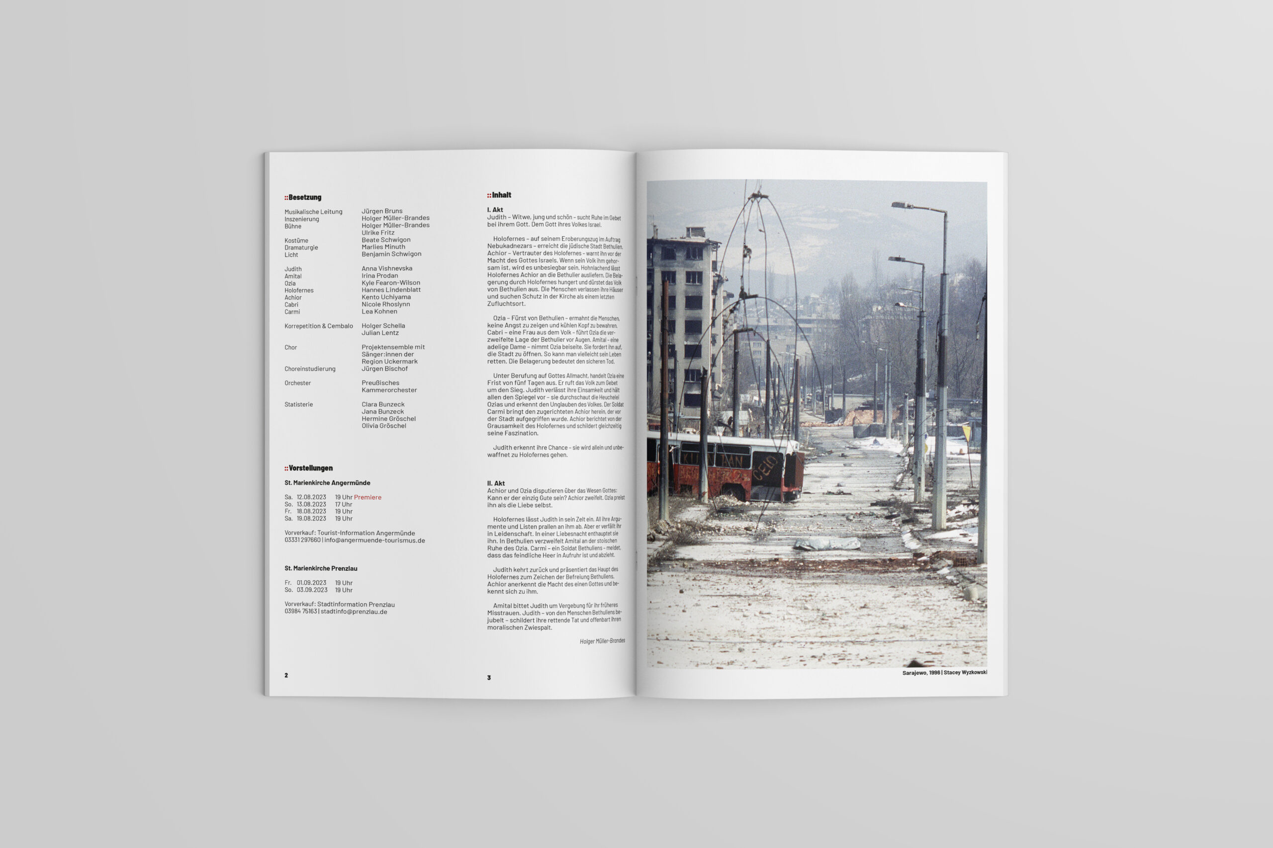 Zwei Innenseiten des Programmheftes Judith. Auf der linken Seite text mit der Besetzung, Vorstellungs Daten und einer Zusammenfassung. Auf der rechten Seite eine Fotografie des zerstörten Sarajevo.