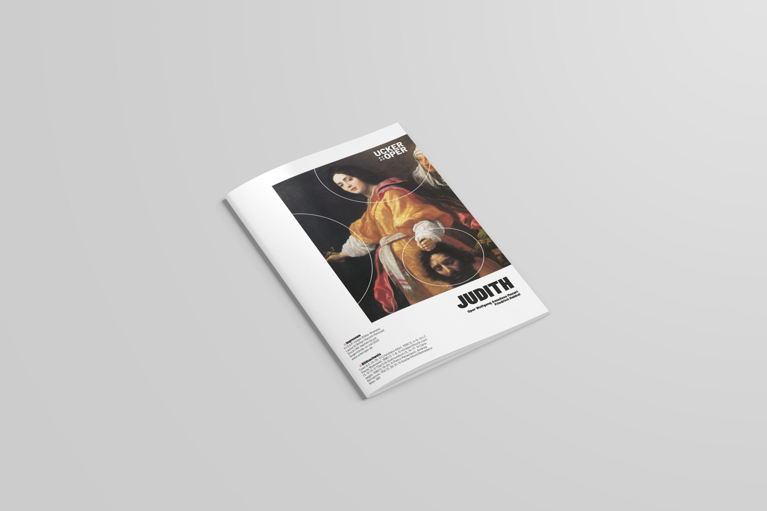 Titelseite eines Programmheftes. Auf der rechten Seite fast formatfüllen das Bild Judith von Cristofano Allori. Darunter der Titel Judith. Links unten das Impressum und Bildnachweise.